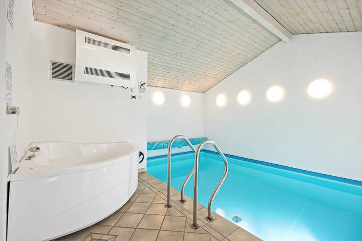 Schönes Ferienhaus mit Pool, Whirlpool und Sauna in Årgab, Holmsland Klit