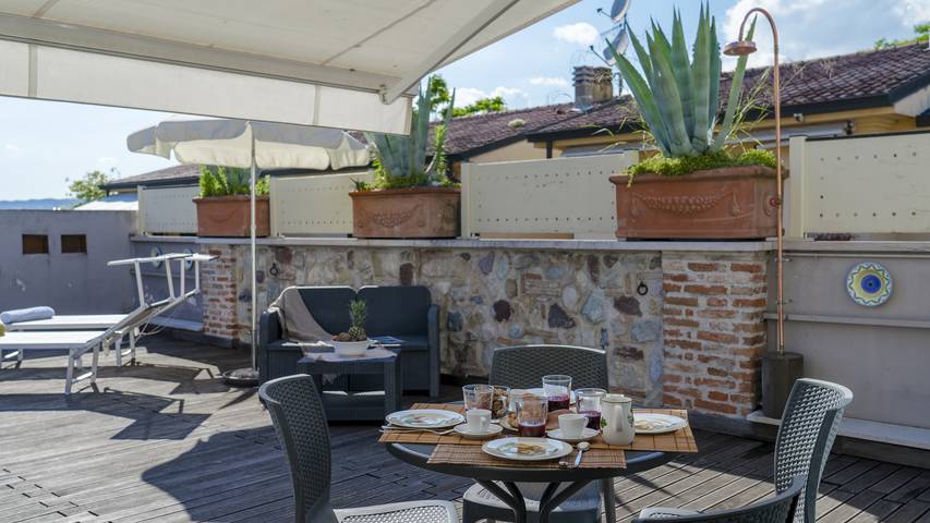 Ferienhaus für 4 Personen, mit Balkon und Whirlpool sowie Terrasse und Seeblick in Sirmione - 2