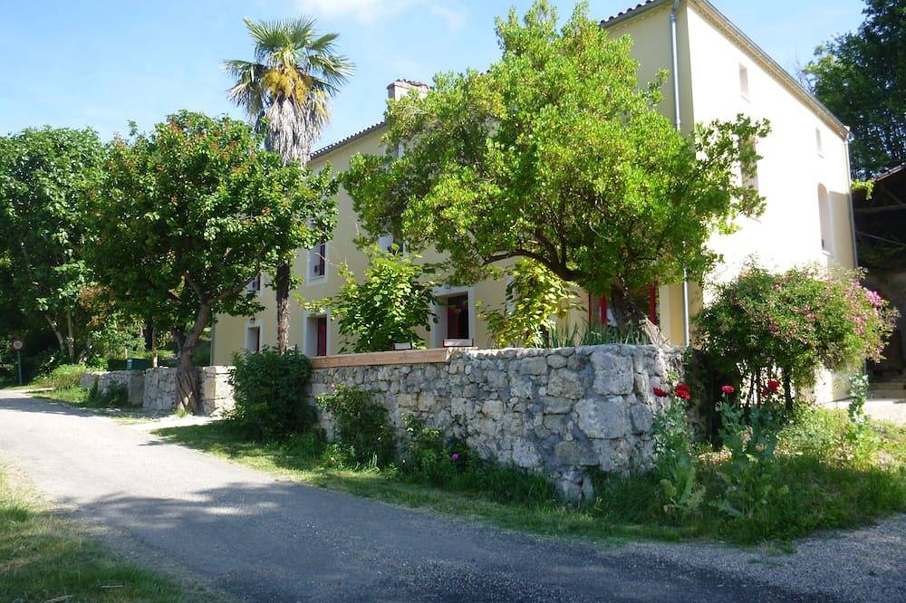 Chambre d'hôtes Cèdre nichée dans un vallon, rénovation récente in Clermont-Dessous, Quercy