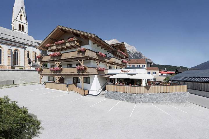 Hotel für 3 Personen, mit Balkon und Terrasse sowie Garten und Ausblick in Mieming
