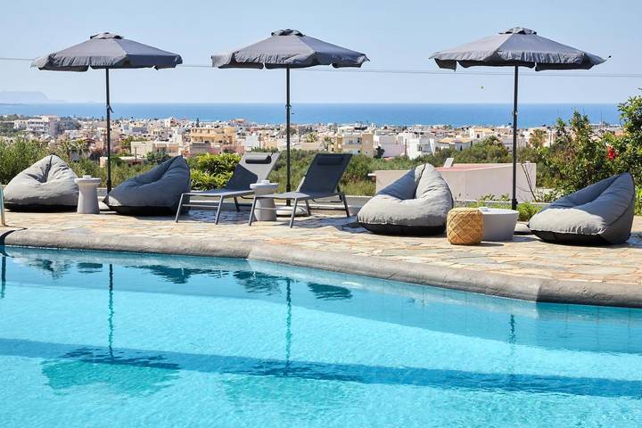Gästehaus für 3 Personen, mit Terrasse und Garten sowie Pool und Ausblick in Malia