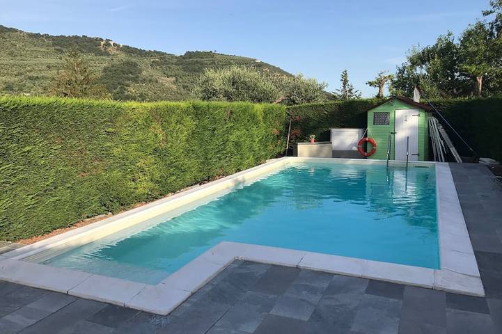 Ferienwohnung für 7 Personen, mit Balkon und Garten sowie Pool, mit Haustier