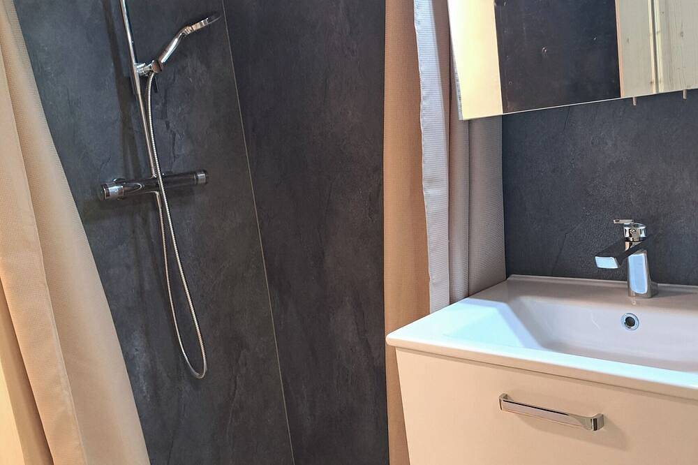 Ganze Wohnung, Kompakte Ferienwohnung (36 m2) in Alleinlage mit Kamin, Terrasse & Bachzugang in Urmannsau, Gaming