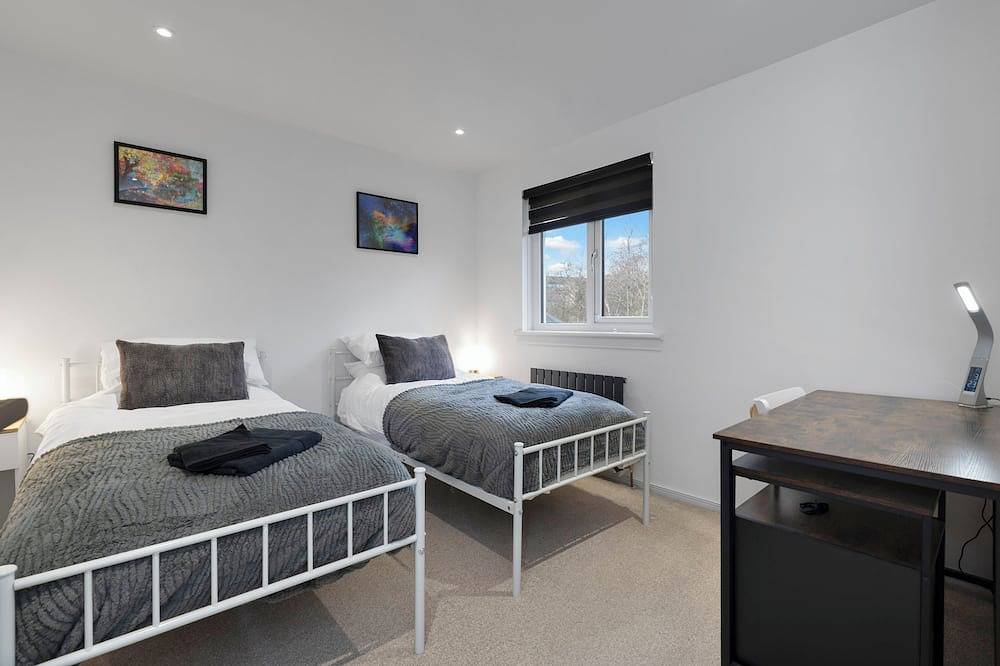 Stylish 3-Bed Home with Private Garden in Airdrie in Nord Lanarkshire