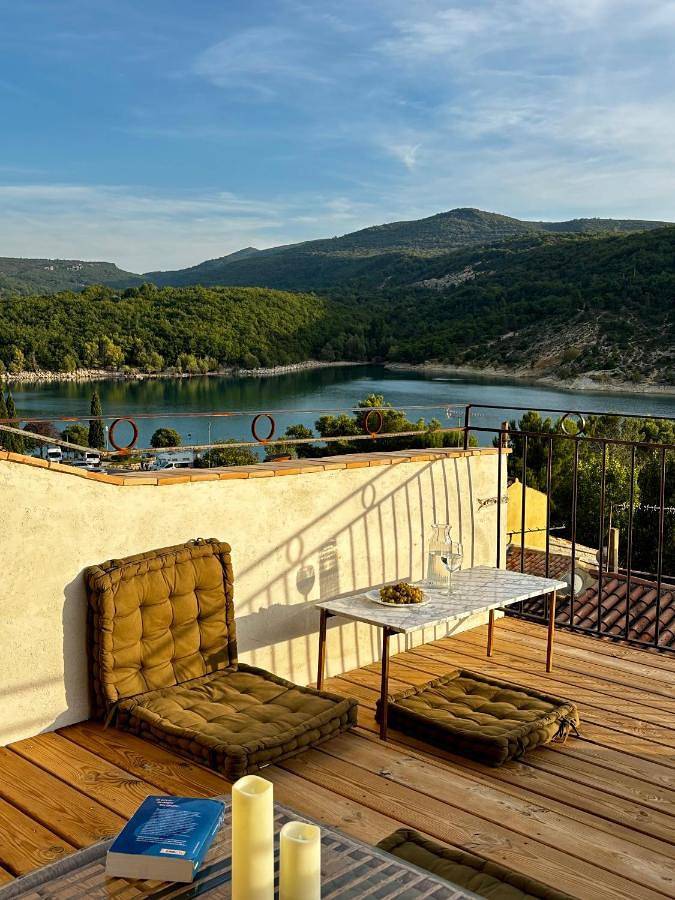 Gîte pour 4 personnes, avec vue sur le lac et piscine ainsi que terrasse et vue dans Office De Tourisme De Bauduen - 2