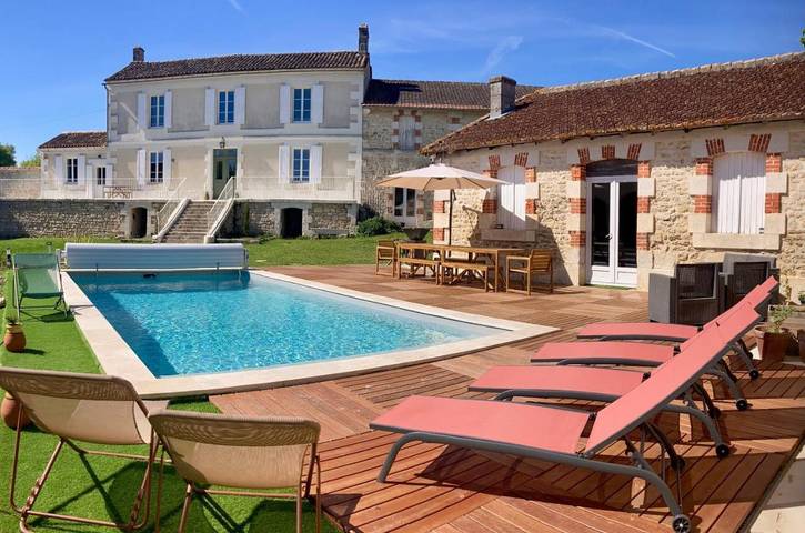 Location de vacances pour 2 personnes, avec piscine ainsi que vue et jardin à Saint-Saturnin (Charente)