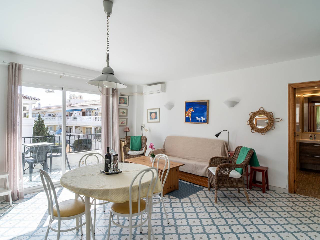 Entire apartment, Seaside apartment, rooftop pool, Wi-Fi, air conditioning in Playa Carabeo, Nerja