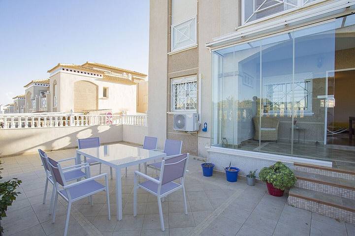 Chalet für 4 Personen, mit Terrasse und Pool in Torrevieja