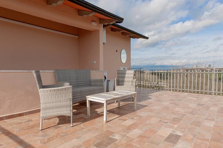 Hel lägenhet, ‘Tarallino House’ Apartment with Private Terrace, Wi-Fi & Air Conditioning in Montopoli in Val d'Arno, Pisa provins