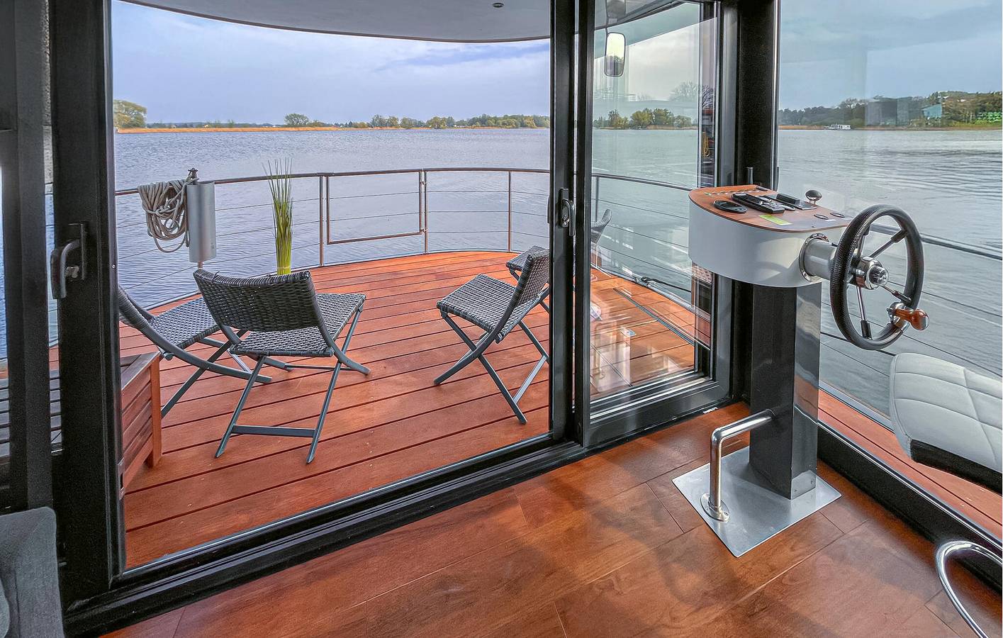 Hausboot am Fluss mit Terrasse und Bootsverleih, 400m von der Havel entfernt in Pritzerbe, Havelsee