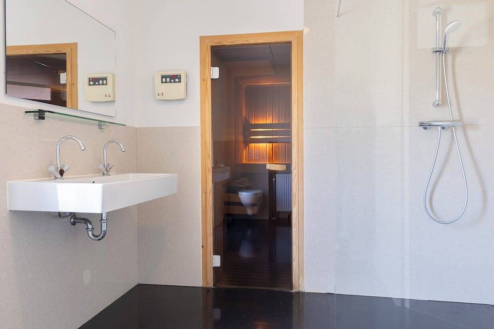Luxury group bungalow for 10 people in Diessen, Nordbrabant