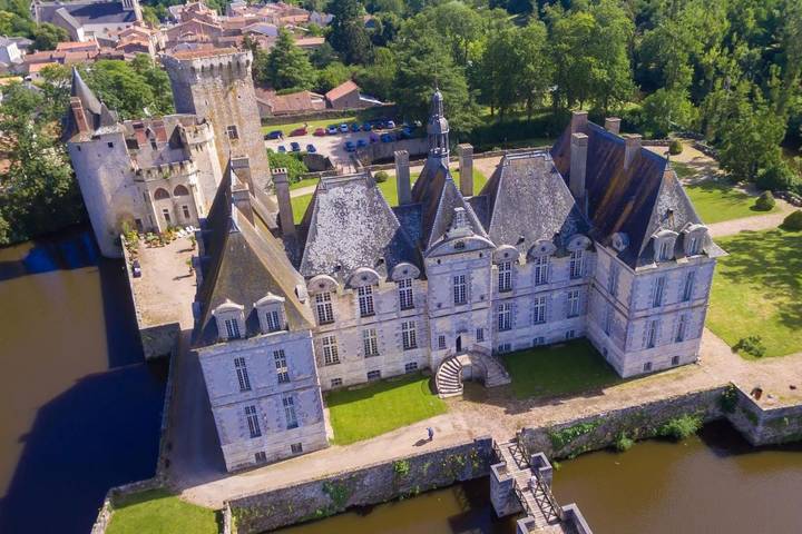 Gîte pour 2 personnes, avec jardin ainsi que vue et terrasse, animaux acceptés dans Château de Saint-Loup
