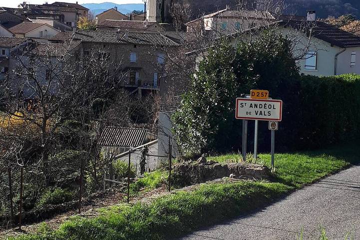 Location de vacances pour 3 personnes, avec terrasse et jardin à Saint-Andéol-de-Vals