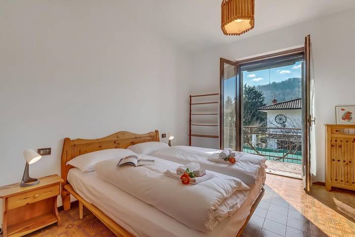 Villa Eva: Leggiuno 5-Bed Villa for Families & Groups (Sleeps 10) in Leggiuno, Comune di Leggiuno