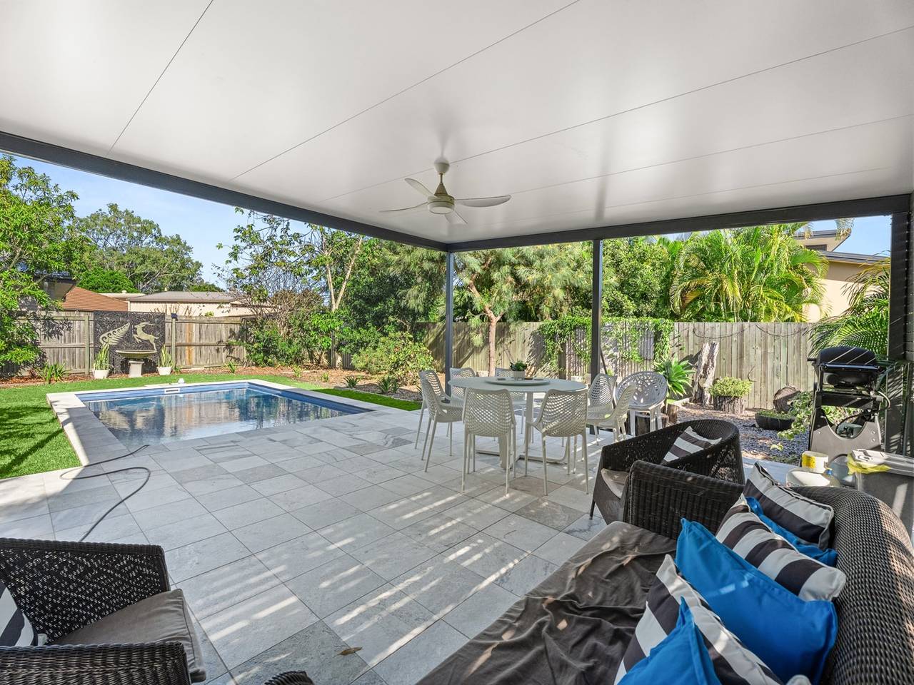 Apartamento entero, Retiro costero de 4 habitaciones con piscina en Toogoom. in Fraser Coast
