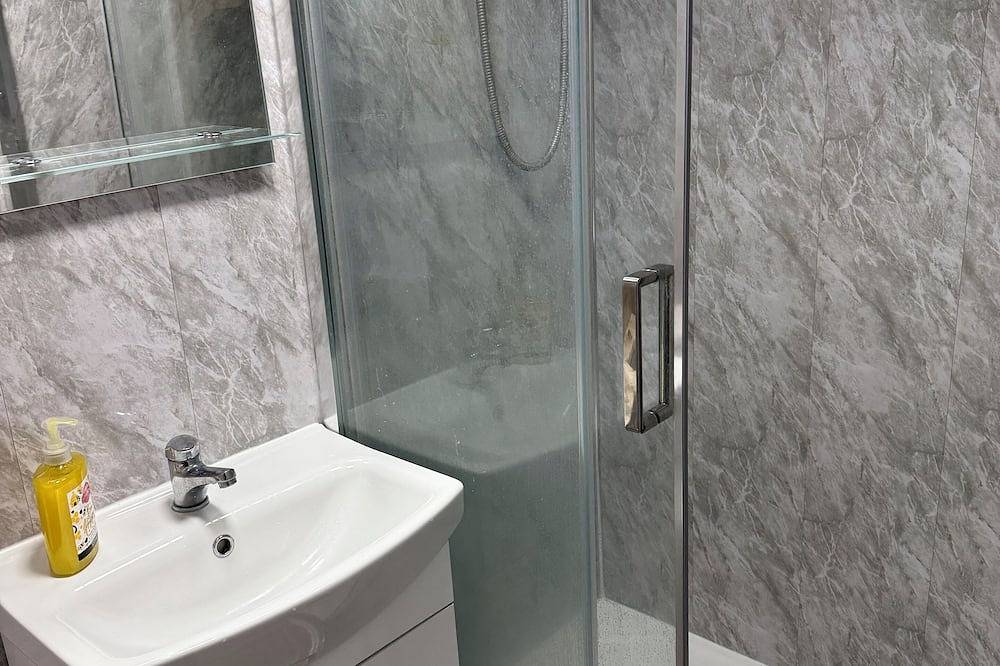 Entire apartment, Stylish Modern Gatwick\nstudio, Free Parking, Free Wifi in Crawley, West Sussex