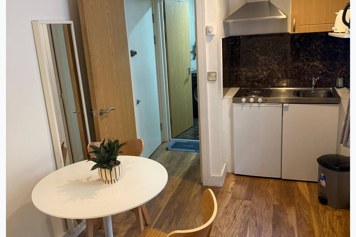 Entire holiday apartment, Cozy self contained studio flat in Ealing, London