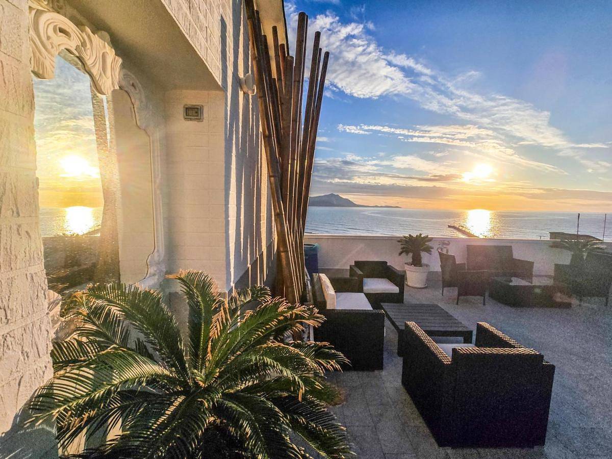 Deluxe Double Room with Sea View in Spiaggia di Torregaveta, Monte di Procida