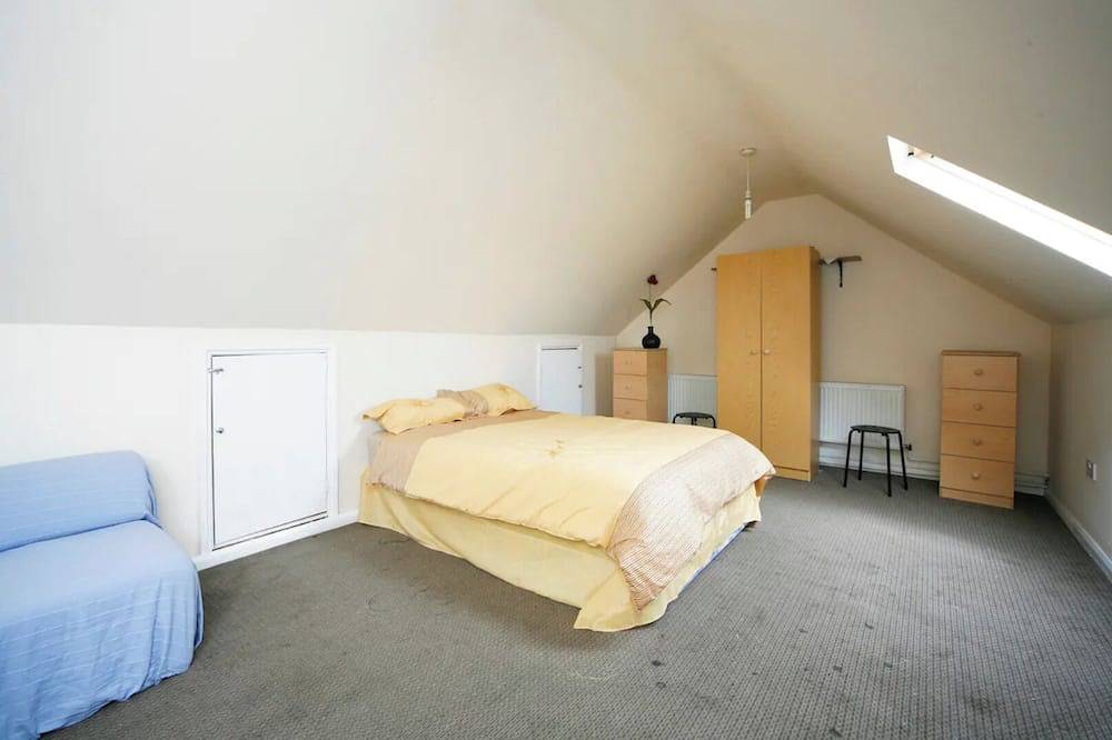 London smart Double Room near metro Central Line in Waltham Forest, London