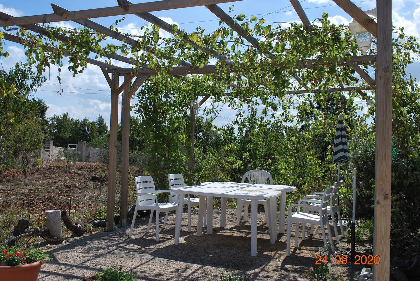 Maison charmante à Locorotondo, jardin clôturé in Calabrese, Province de Bari