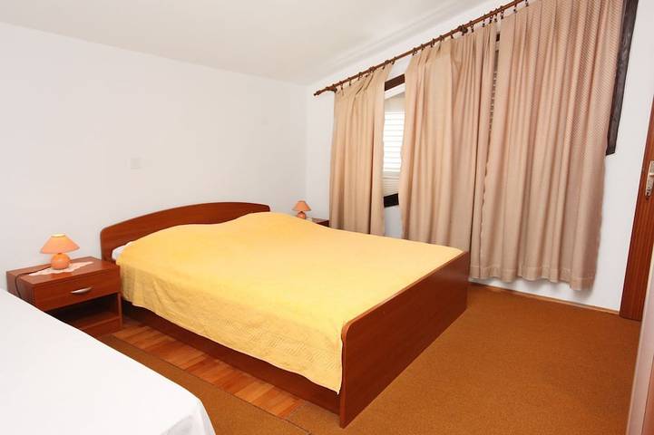 Ganze Wohnung, 3-Zimmer-Ferienwohnung mit Terrasse und Meerblick Podgora, Makarska in Podgora, Makarska Riviera