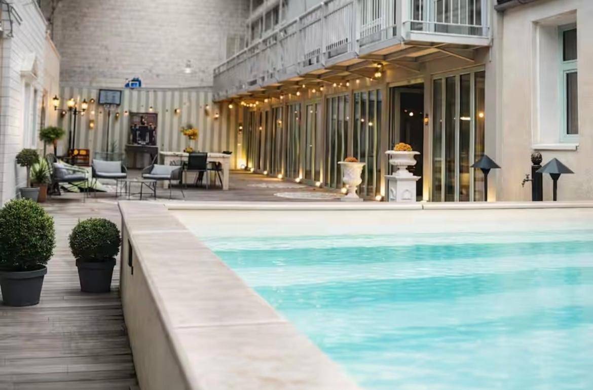 Maison bonheur -Parking- piscine -espace de jeux- avec 6 suites avec Sdb in Bourg-en-Bresse, Région de Bourg-en-Bresse