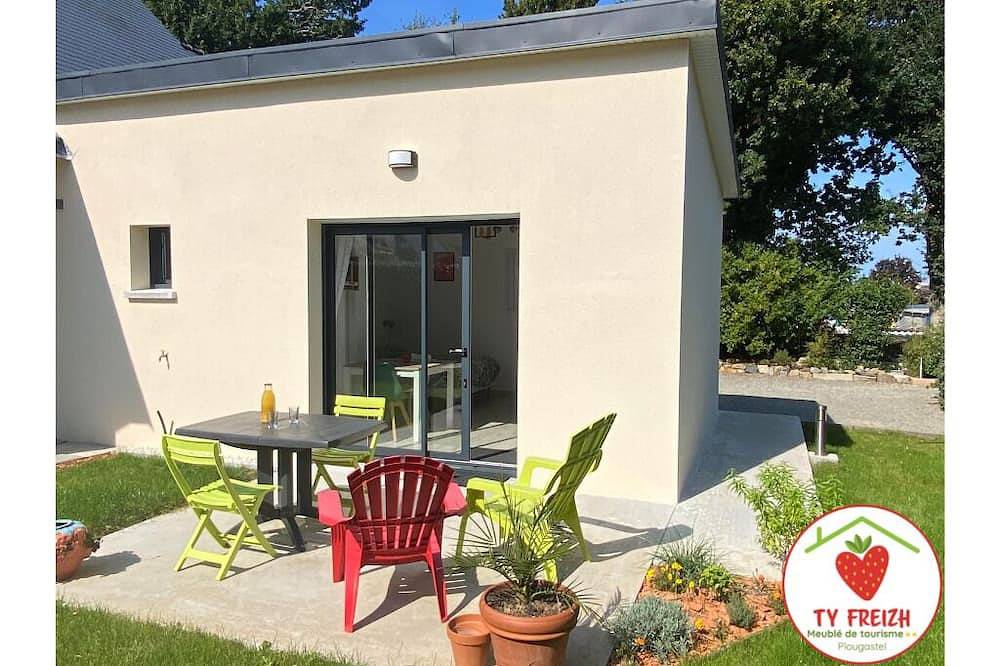 Entire apartment, Charming furnished studio with terrace and south-facing garden for 2p, near town in Plougastel-Daoulas, Brest region