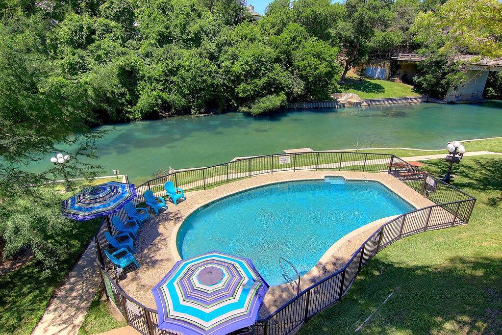 Ganze Wohnung, Inverness 112 right on the Comal River! Schlitterbahn!! Pool & river access! in New Braunfels, Comal County