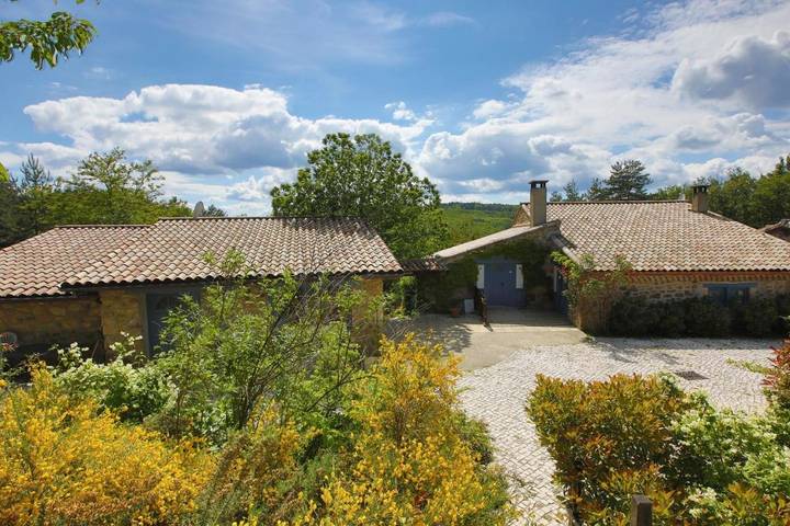Location de vacances pour 8 personnes, avec jardin et jacuzzi ainsi que sauna et piscine à Boffres