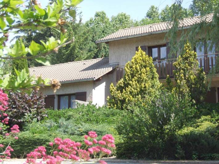 Hôtel pour 4 personnes, avec jardin ainsi que terrasse et piscine, animaux acceptés à La Freissinouse - 3