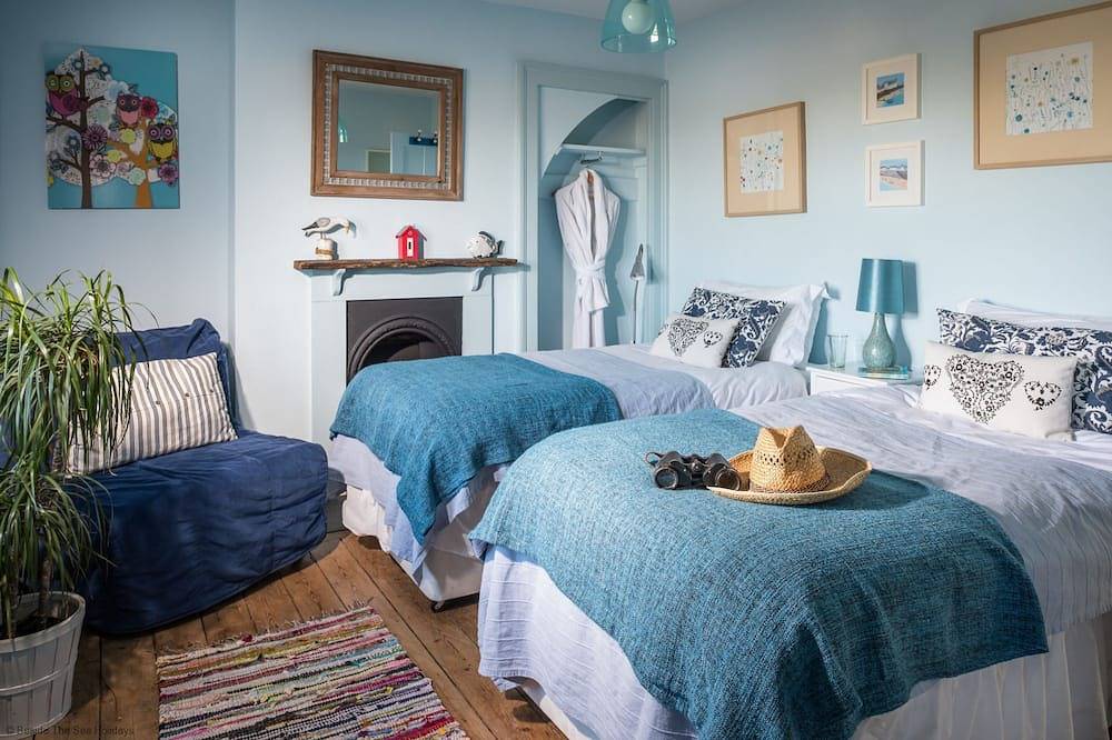 Coastguards Beach House -  a cottage that sleeps 7 guests  in 2 bedrooms in Camber Sands, Camber