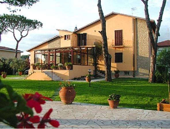 B&b per 4 persone, con Balcone e Terrazza nonché Giardino a Carrara