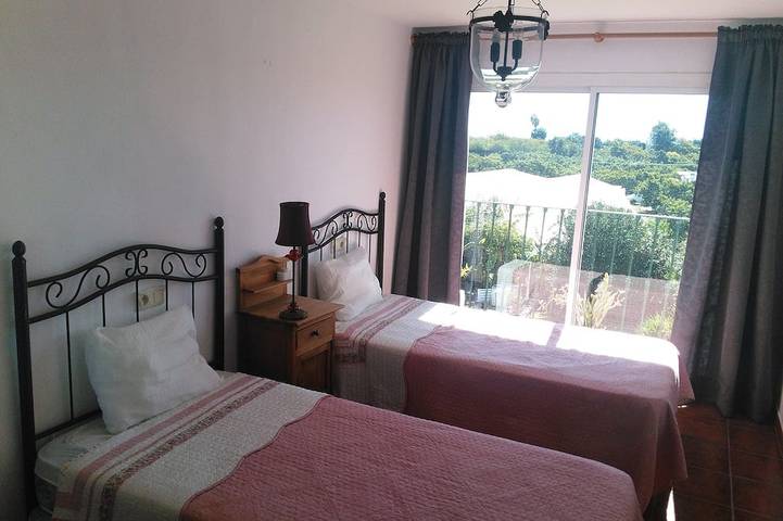 Nerja: Villa mit privatem Pool und Garten 300 m vom Strand entfernt in Nerja, Costa del Sol