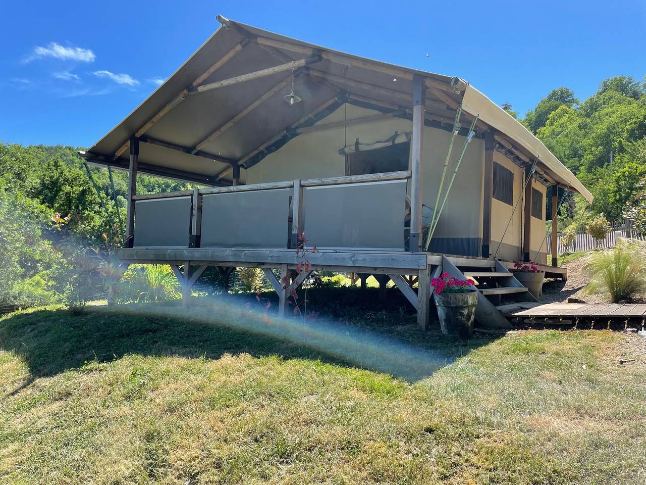 Holzhütte in Bessuéjouls – Glamping Lodge mit Privater Terrasse, Garten und Bergblick in Bessuéjouls, Aveyron