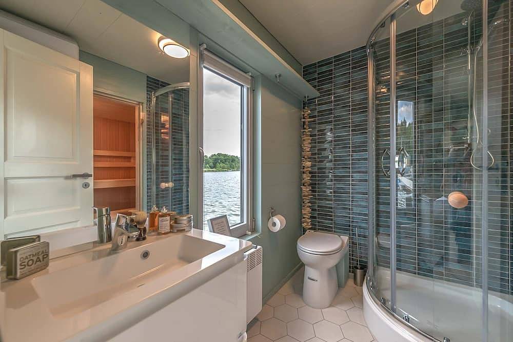 Traumhaff® Verträumtes Hausboot La Pèniche Ii, Ostsee-Design mit Sauna in Vorpommern Greifswald