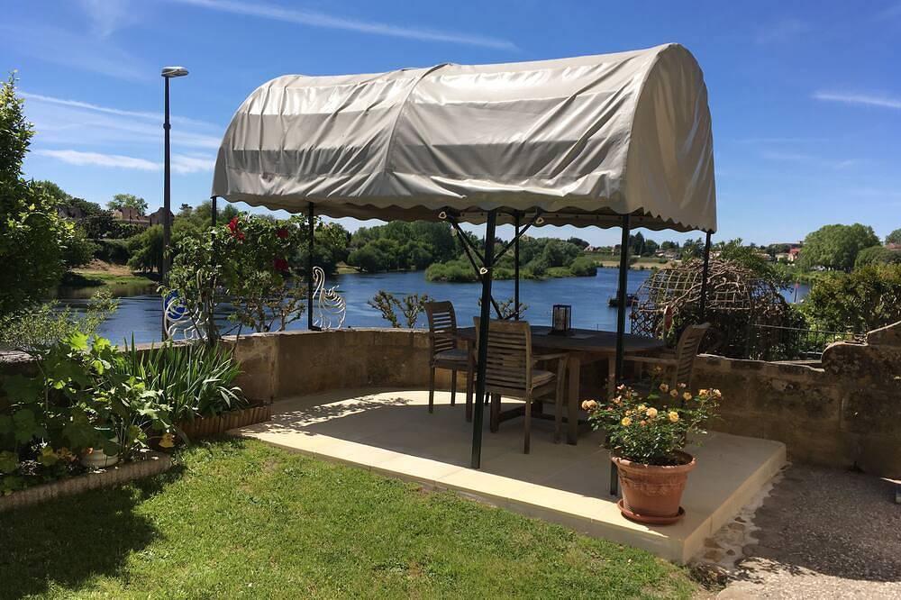 Entire apartment, Glorious riverside town apartment with private garden overlooking La Dordogne . in Bergerac, Périgord Pourpre