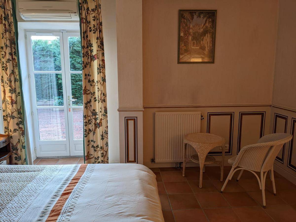 Appartement de vacances entier, Double Room with Private Bathroom in Salles-Arbuissonnas-en-Beaujolais, Beaujolais