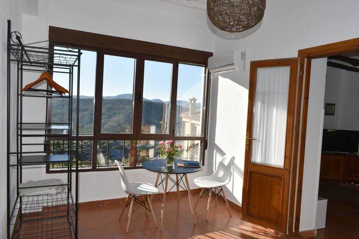 Apartamento para 4 personas, con Balcón y Terraza además de Jardín y Vistas en Letur