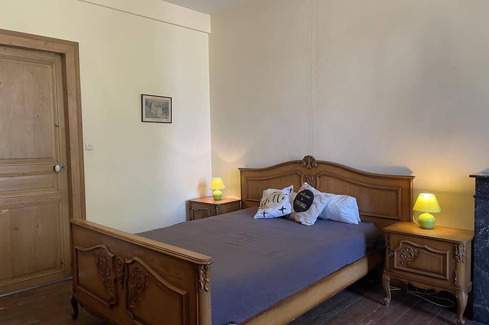 Maison de campagne spacieuse avec Wi-Fi et animaux admis in Montvicq, Région de Montluçon