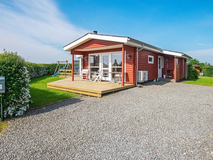 Ferieudlejning for 6 personer, med Terrasse og Have i Hejlsminde