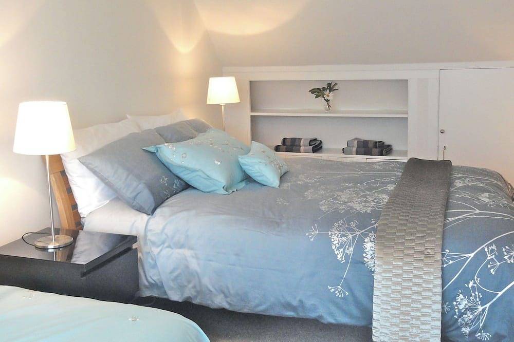Lovely Townhouse with garden overlooking the Square sleeps 2-5+ comfortably in Melrose, Scottish Borders