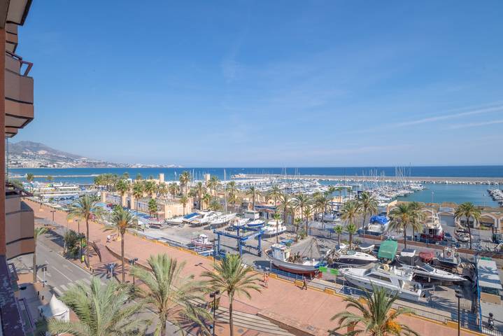Ganze Wohnung, "Marina view two bedroom apartment" mit Meerblick, Pool, Terrasse und Wlan in Fuengirola Zentrum, Fuengirola