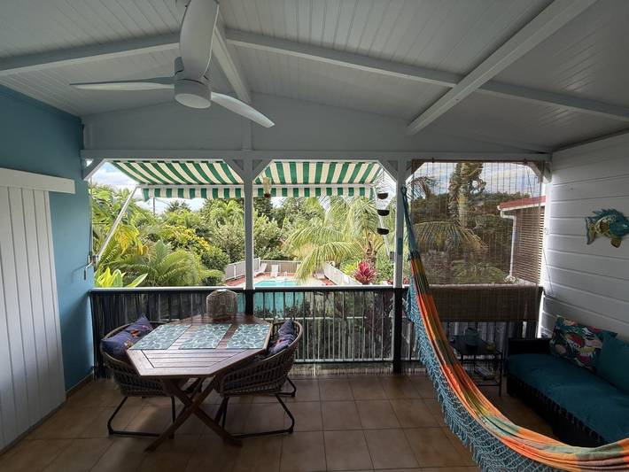 Gîte pour 2 personnes, avec terrasse et piscine