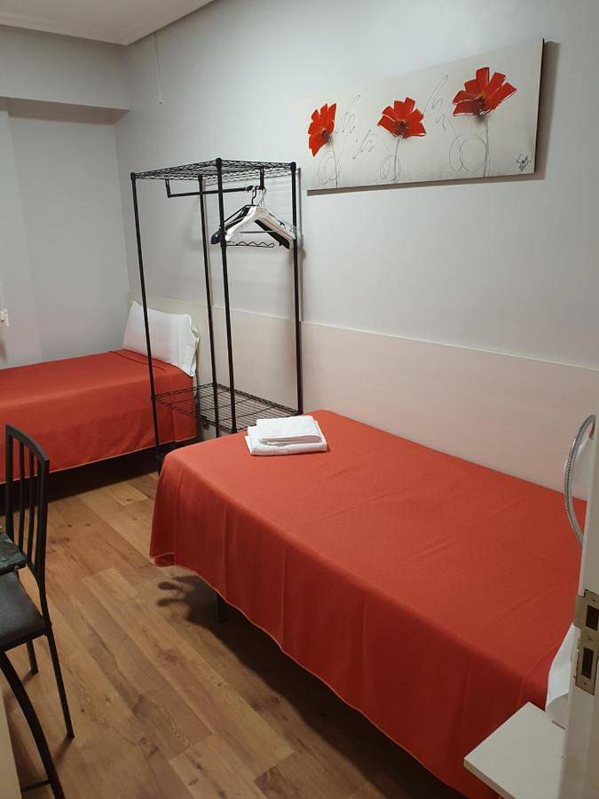 Twin Room with Shared Toilet in Logroño, La Rioja Province