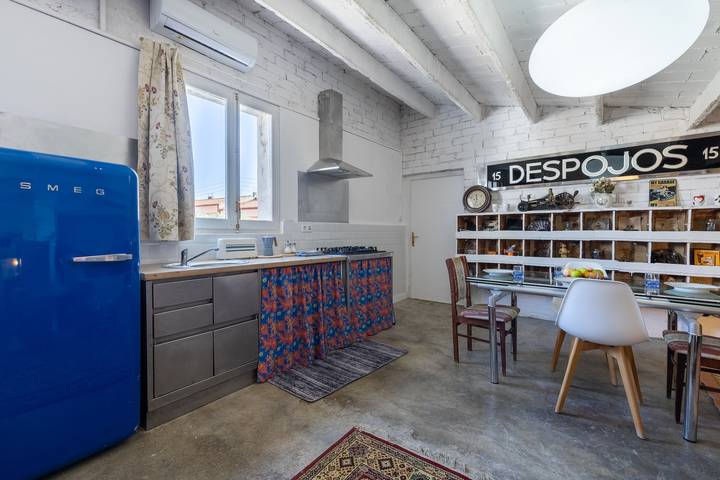 Apartamento entero, Apartamento 'La Fabriqueta Loft' con vistas a la montaña, Wi-Fi y aire acondicionado in Riudecañas, Baix Camp