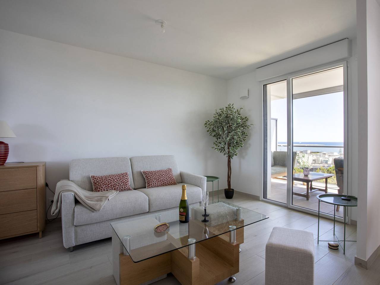 Apartamento entero, Seaside View in Saint-Laurent-du-Var, Region de Cannes
