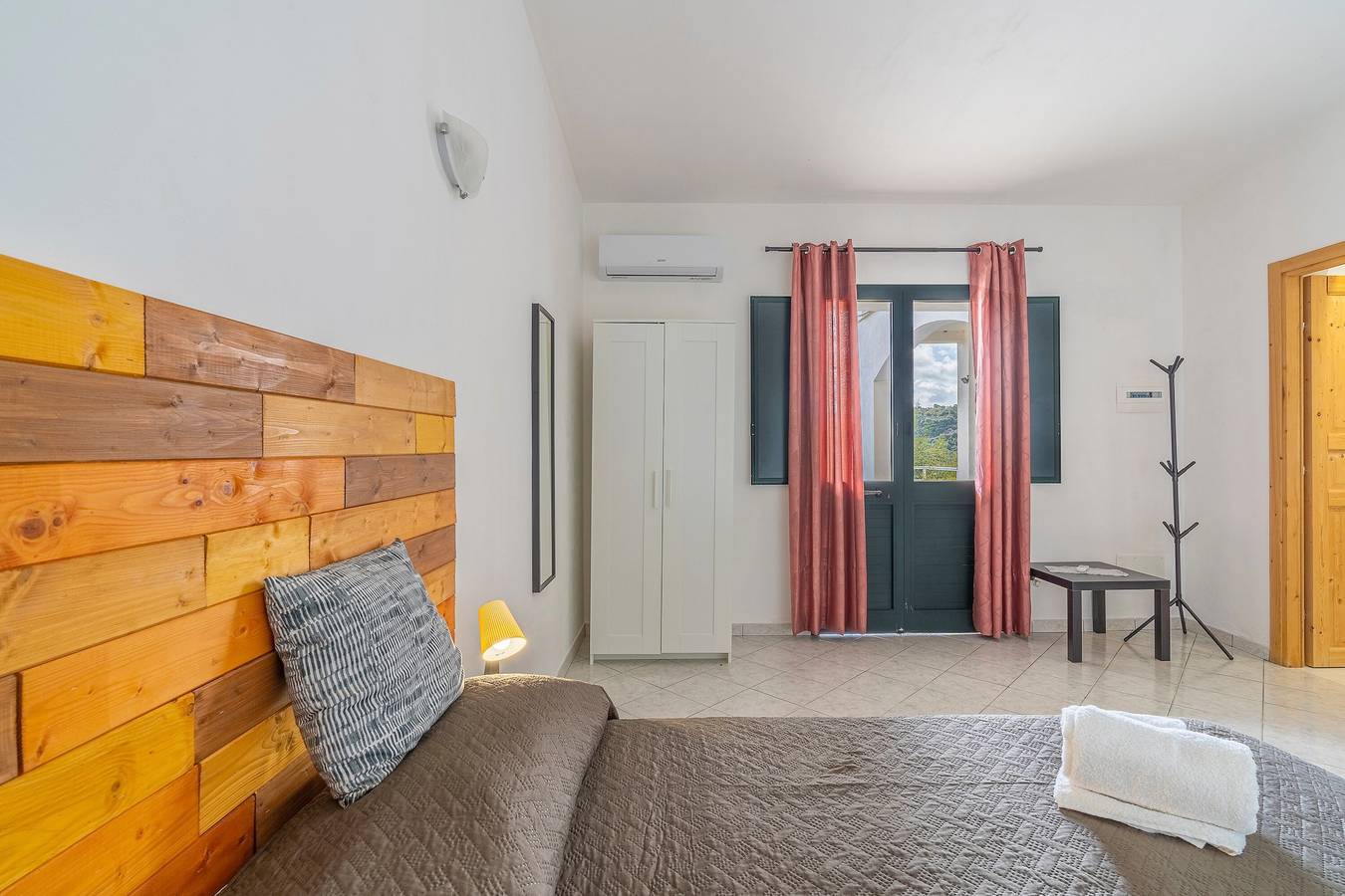 Entire studio, Studio 'Menta - Fiumara Val Di Noto' with Mountain View, Wi-Fi and Air Conditioning in Noto, Noto region