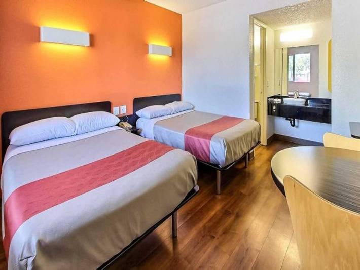 Apartamento entero, Amplia habitación con 2 camas matrimoniales | Microondas in Campbell, Silicon Valley