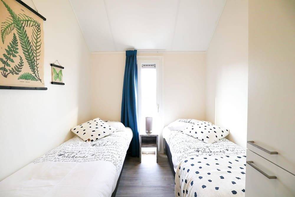 Chalet with 2 bedrooms and a terrace in IJssel
