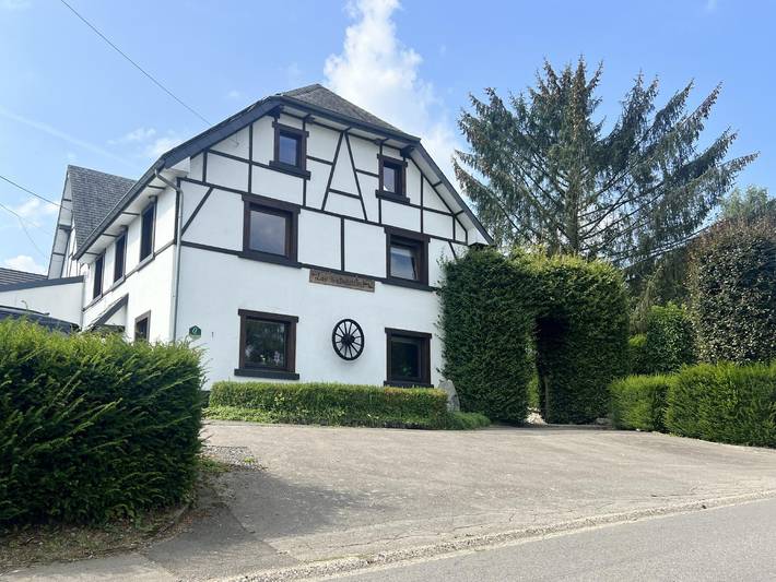Location de vacances pour 15 personnes, avec Jacuzzi et Terrasse ainsi que Jardin et Sauna à Malmedy